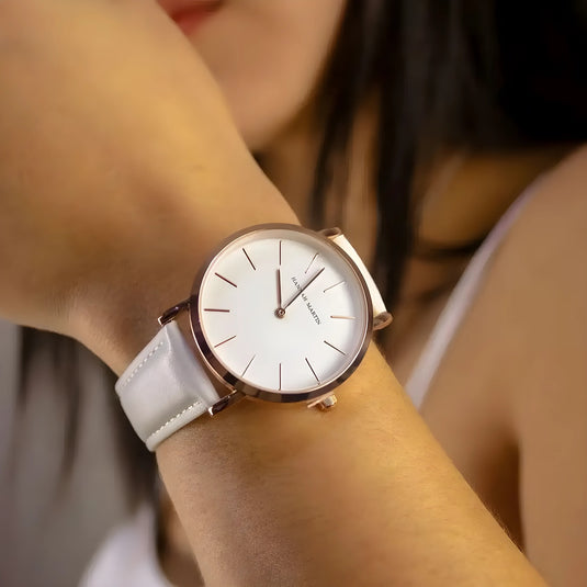 Montre femme bracelet cuir gris vue porté