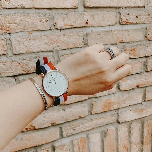 Montre femme drapeau français France couleur or rose vue porté au poignet