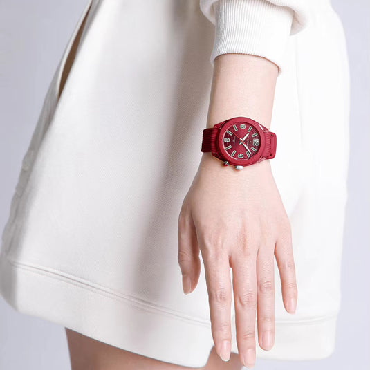 photo porté montre femme bracelet silicone rouge