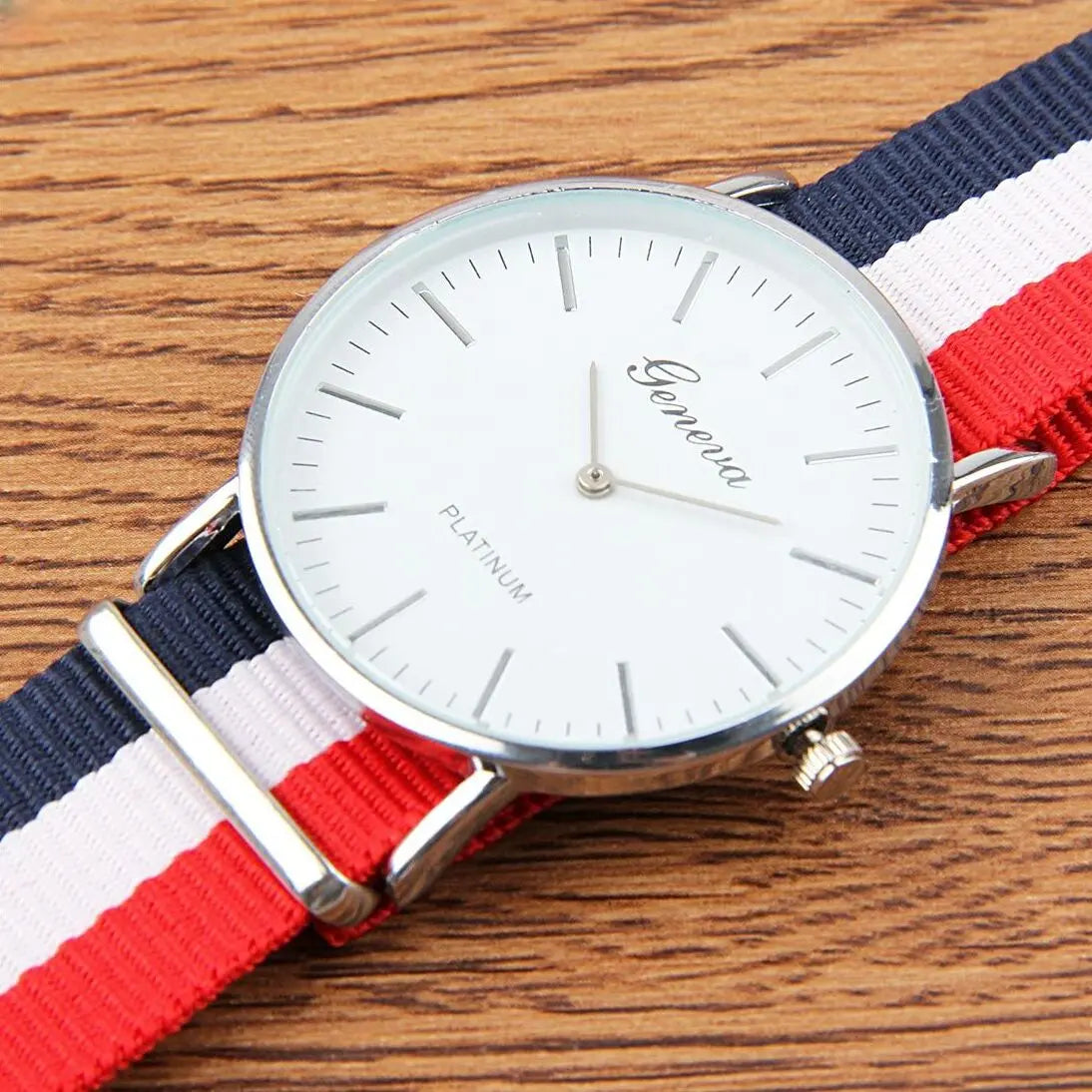 Montre femme drapeau français France couleur argent vue a plat du Cadran 