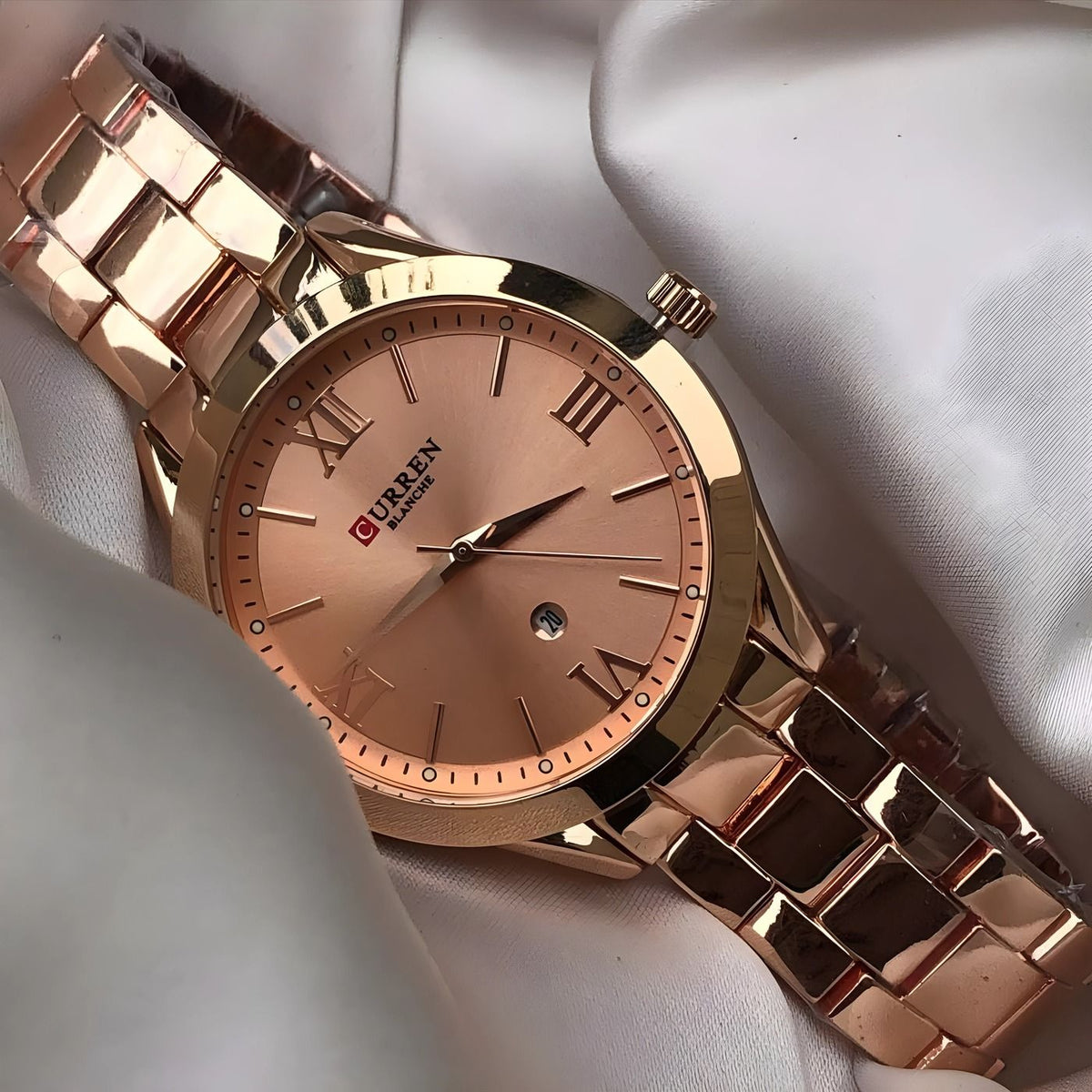 Montre Femme Chiffres Romains couleur or rose photo lifestyle