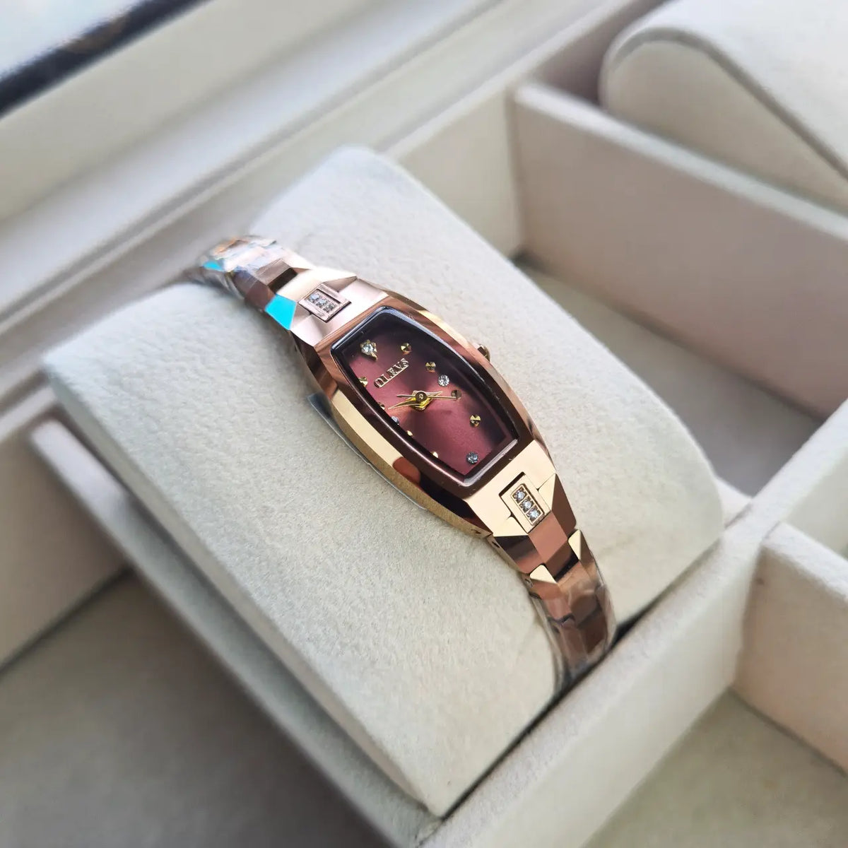 Photo montre bracelet femme couleur or rose