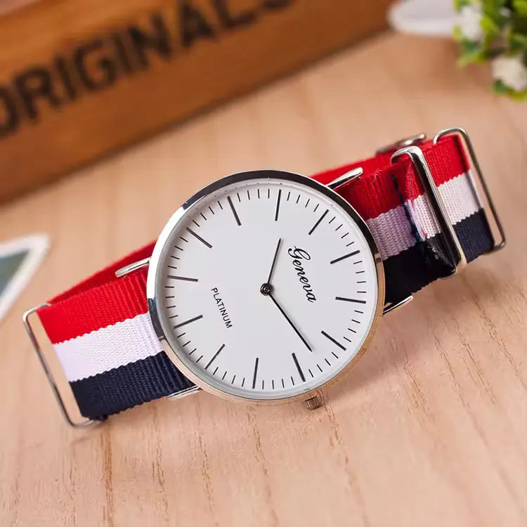 Montre femme drapeau français France couleur argent vue incliné