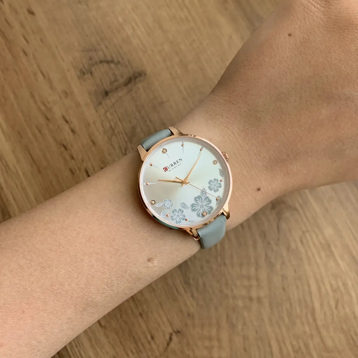 Montre Femme Bleu Ciel Bracelet Cuir Motifs Fleurs