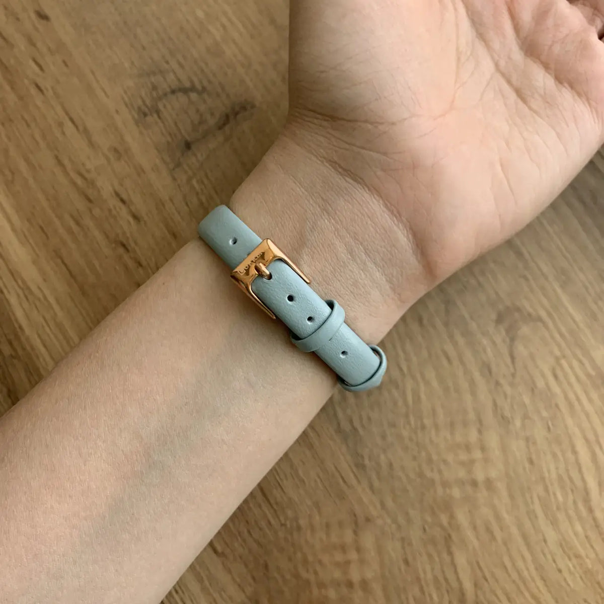 Montre Femme Bleu Ciel Bracelet Cuir Motifs Fleurs