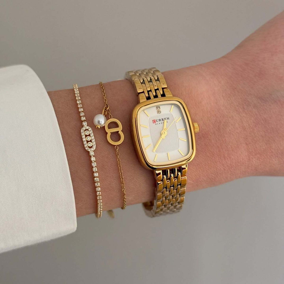 montre femme rectangulaire acier doré cadran blanc