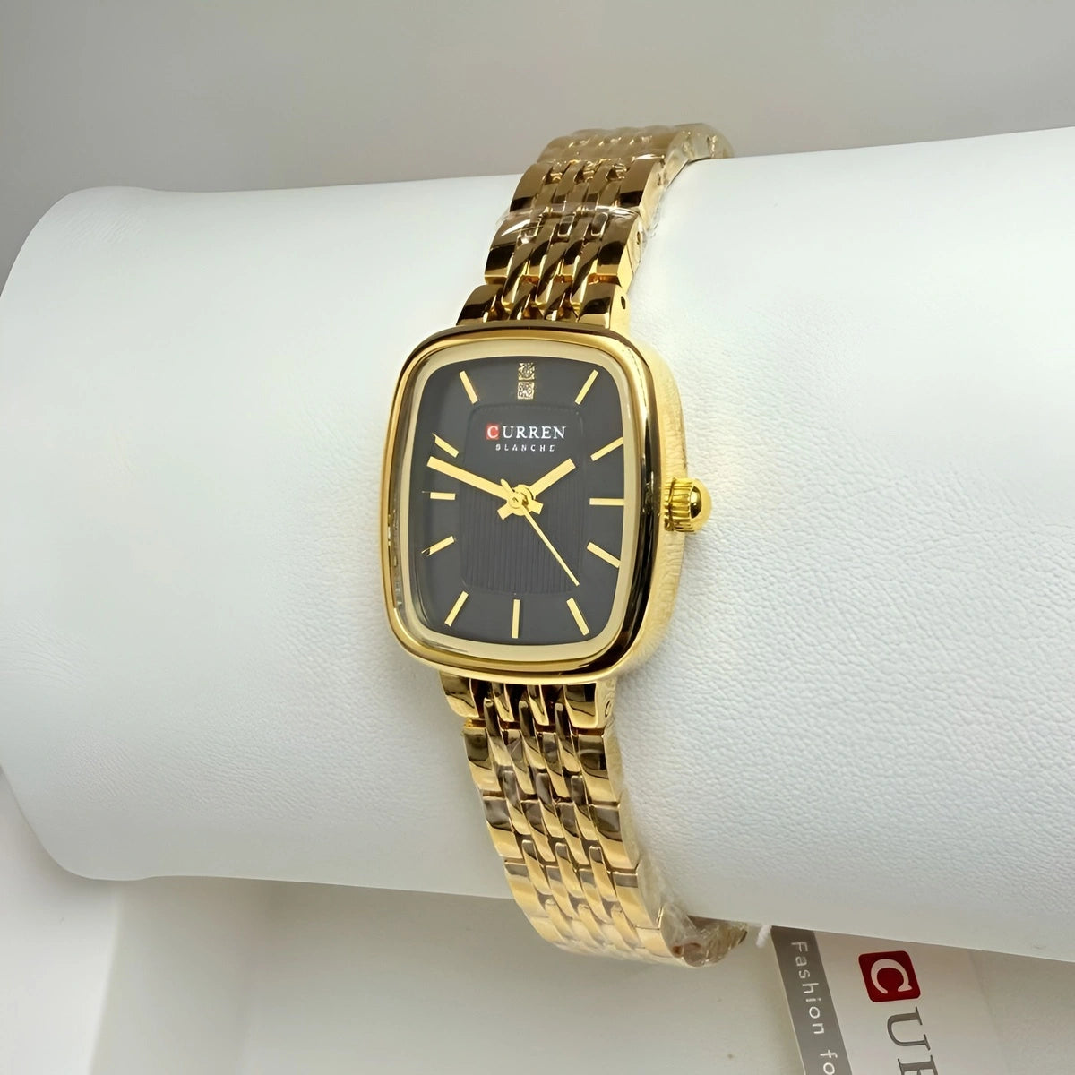 montre femme rectangulaire acier doré cadran noir