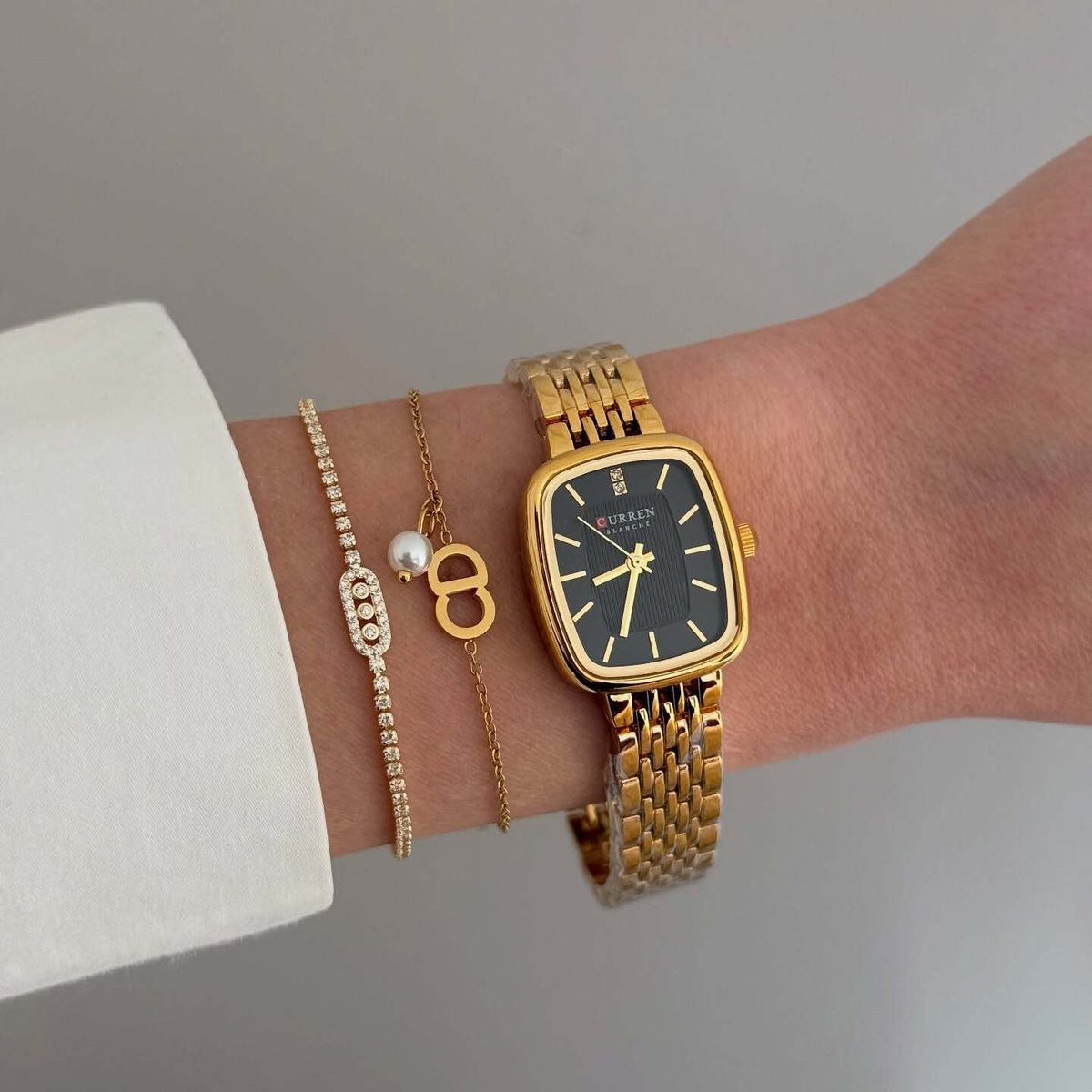 montre femme rectangulaire acier doré cadran noir