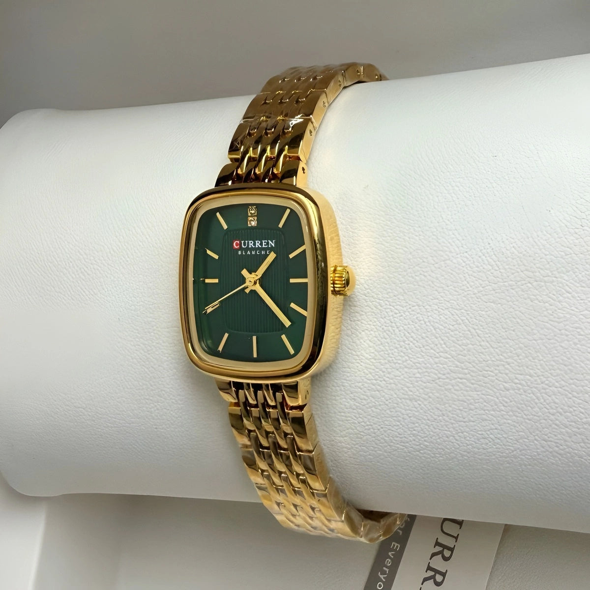 montre femme rectangulaire acier doré cadran vert