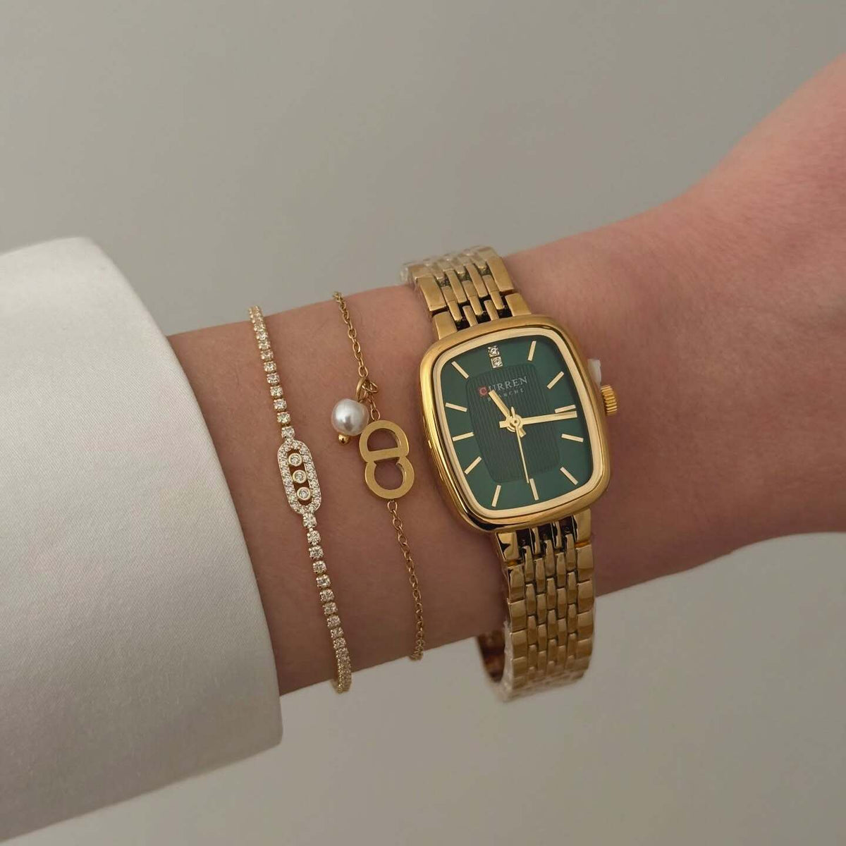 montre femme rectangulaire acier doré cadran vert