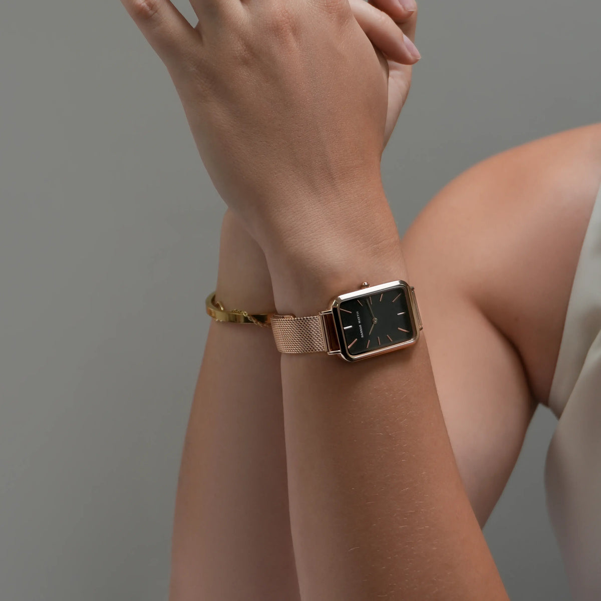 photo montre femme rectangulaire cadran noir