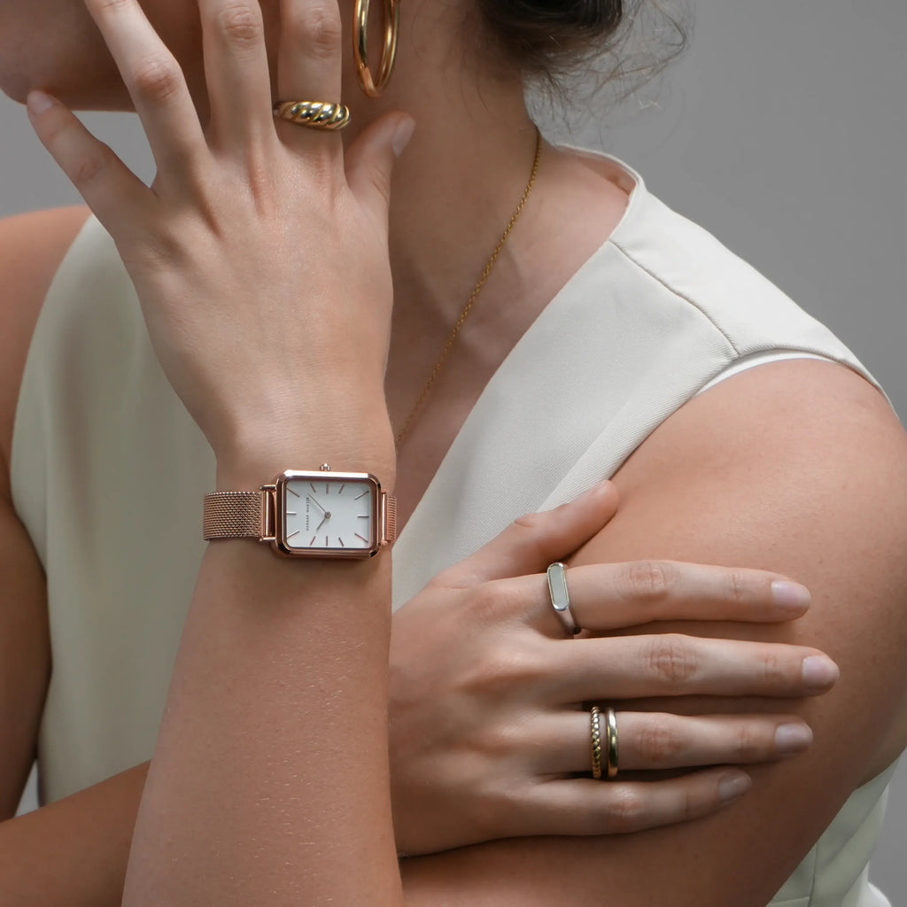 photo montre femme rectangulaire cadran blanc